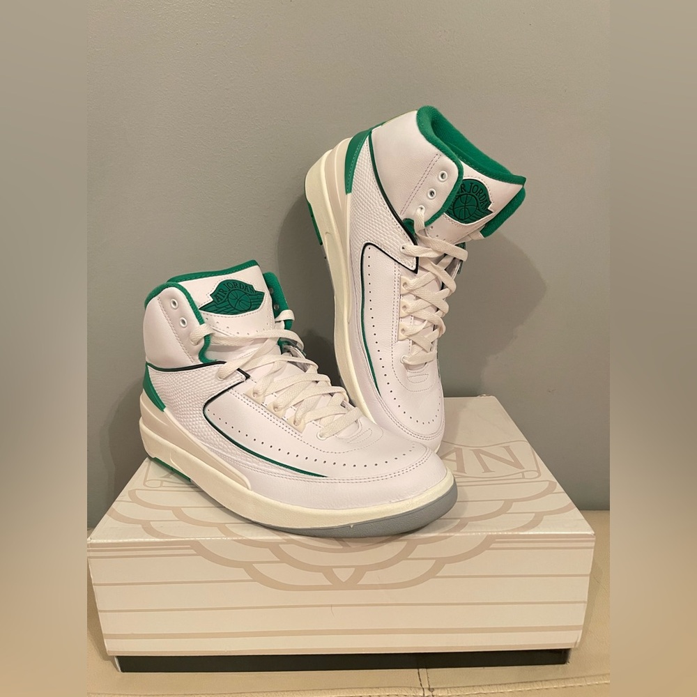 Size 9 Jordan 2 Retro Lucky Green W/Box White & Green Men’s Sneakers Like new